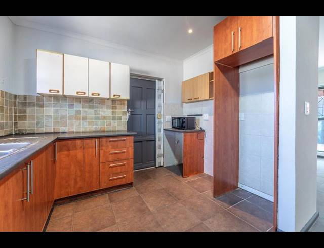 2 BEDROOM TOWNHOUSE FOR SALE IN VREDEKLOOF EAST